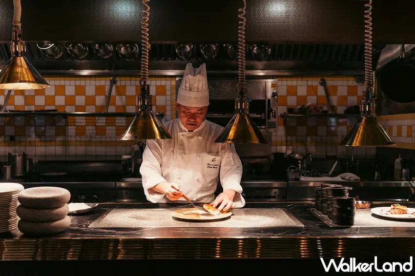 ▲巴賽麗廳主廚在開放式廚房專注備餐，完美體現南法小酒館的熱情與專業。 圖／台北亞都麗緻大飯店提供；窩客島整理