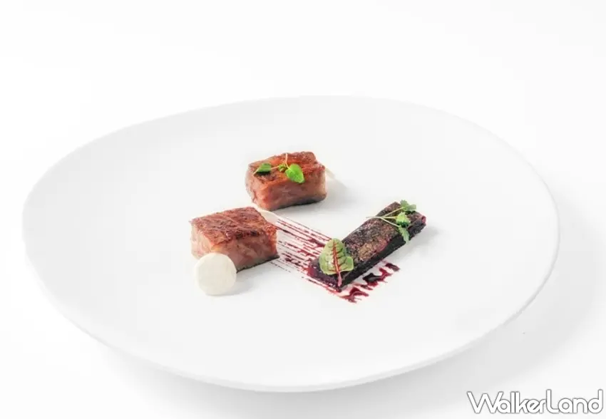 ▲渥達尼斯磨坊經典主食赤嶺，以和牛搭配甜菜根的土質芬芳，體現食材化凡為奇的盛放情懷。圖／HotelMVSA慕舍酒店提供；窩客島整理