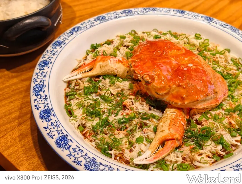 ▲開胃下飯的「生拆蟹肉麻婆豆腐」，以當日現殺螃蟹鋪於麻婆豆腐之上，並結合來自四川的辛香料。（攝影：楊婷雅）