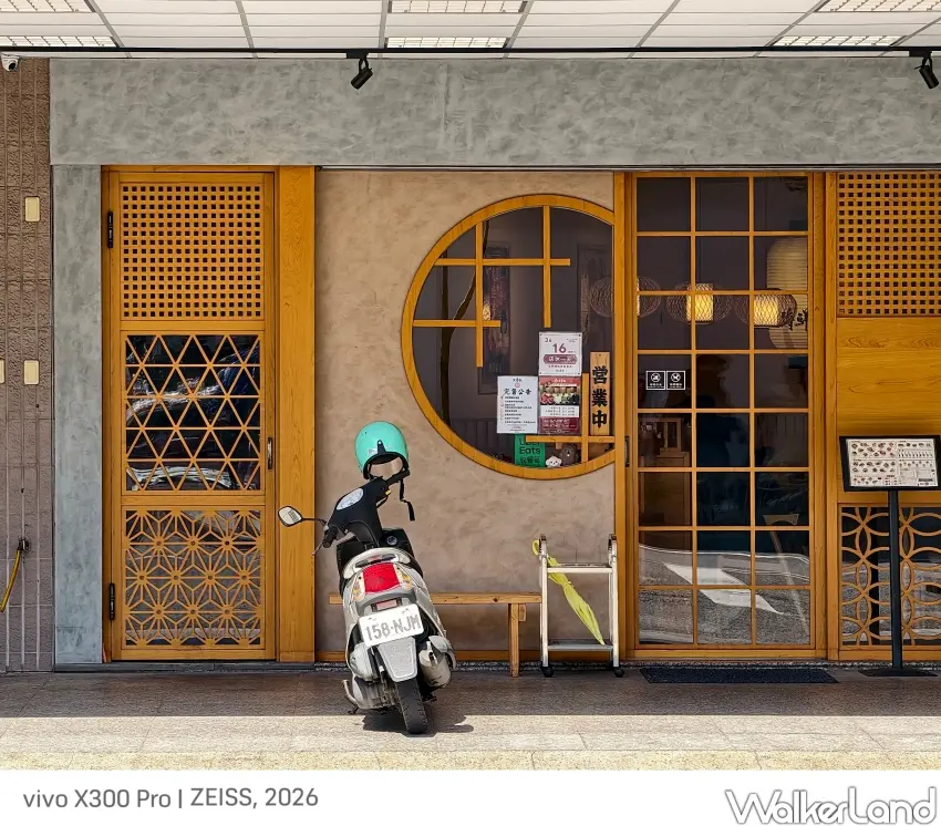 ▲「梁家私廚」沒有招牌，入口低調緊鄰「坐著做。海鮮丼飯大同店」。（攝影：楊婷雅）