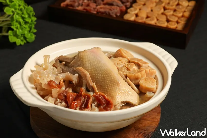 ▲珍珠貝瑤柱太后鴨湯頭清澈，融合了海味的甘鮮與蛋鴨的濃郁風味。圖／台北晶華酒店提供；窩客島整理