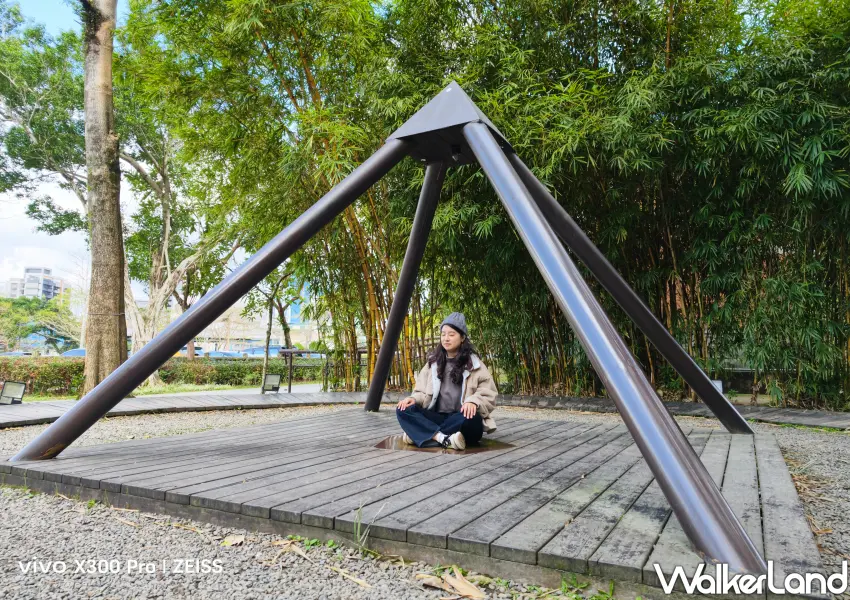 ▲氣能量廣場」則設有醒目的能量塔，塔下外環埋藏了金木水火土五行晶石，可以在中心點靜下心來打坐。(攝影：鄭雅之)