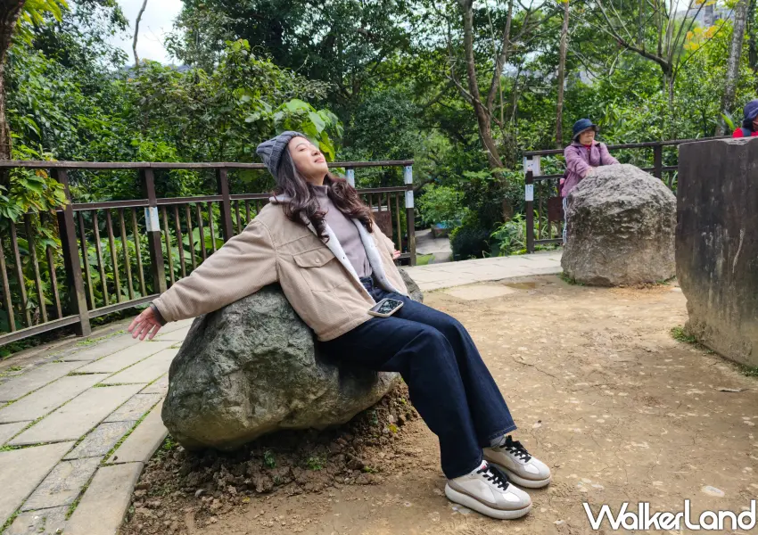 ▲仰躺於充滿磁場的天然石，放鬆身心並吸收地穴能量的正向精華。 (攝影：鄭雅之)