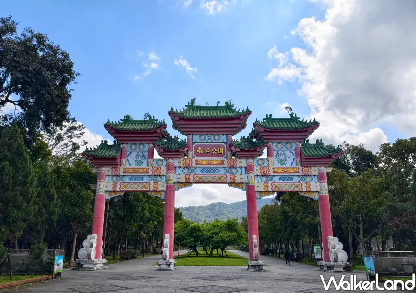 ▲壯麗的中式紅色牌坊是南港公園地標，也是熱門打卡景點。  (攝影：鄭雅之)