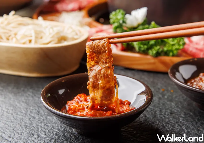 ▲特製風味蘸醬提升食材鮮甜，手工丸類與現切牛肉沾上醬料，每一口都充滿層次感。