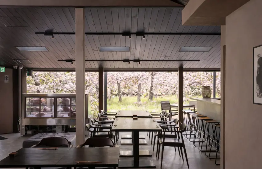 ▲壽喜燒十二天 京都位在圓山公園中，由傳統建築京町家改裝而成，露臺採用開放式設計可直接面對美景。