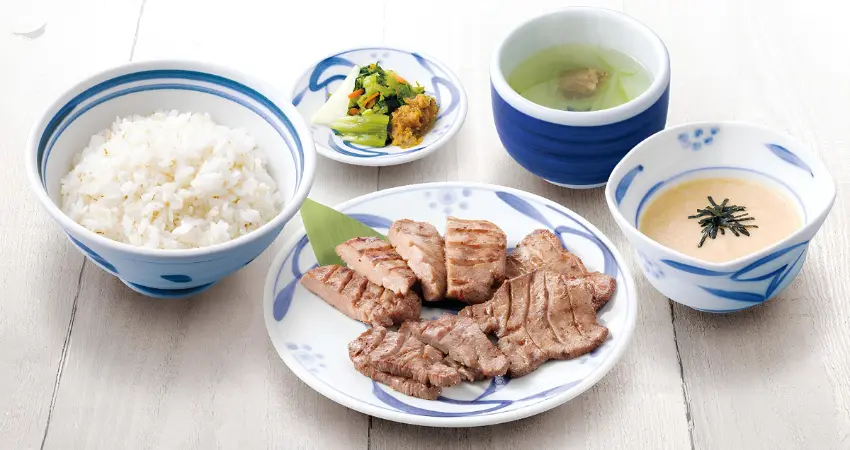 ▲ねぎし的定食除了牛舌外,配菜有山藥泥、牛尾湯及醃漬小菜。