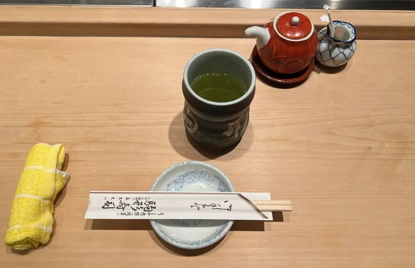 ▲在這裡不需要正襟危坐，也不需要理解所有規矩，只要放慢節奏、專心品嚐。