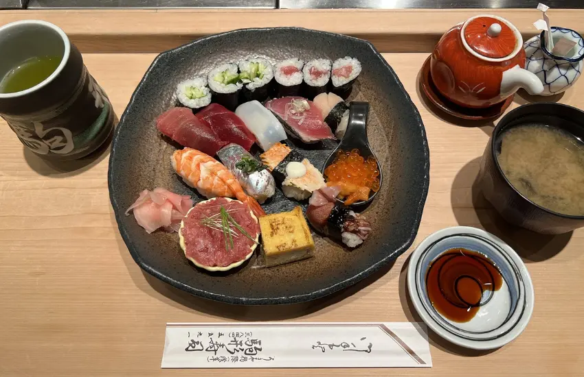 ▲鮪魚、槍烏賊、蝦、干貝、玉子燒、鮪魚卷與黃瓜卷，一貫一貫地出現。