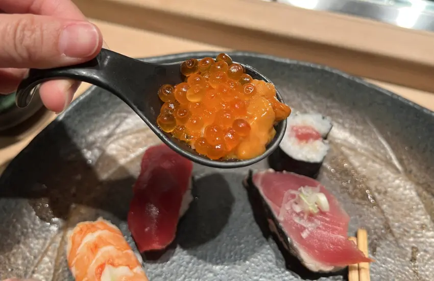 ▲其中最讓人印象深刻的是師傅大力推薦一口吃下鮭魚卵海膽的豪奢感。