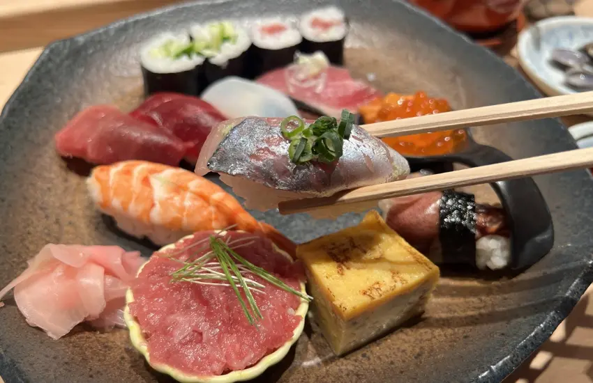 ▲夾入最中的鮪魚泥，鹹與甜、海味與空氣感，在口中同時展開。