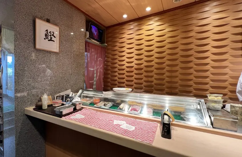 ▲自己不只是來吃一頓壽司，更像是坐在板前，上了一堂關於江戶前壽司的用餐禮儀課。