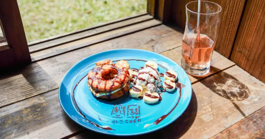 ▲香蕉巧克力可拿滋擺盤精緻，甜而不膩的巧克力醬搭配香蕉香氣，是「凹凸咖啡」的人氣招牌甜點。