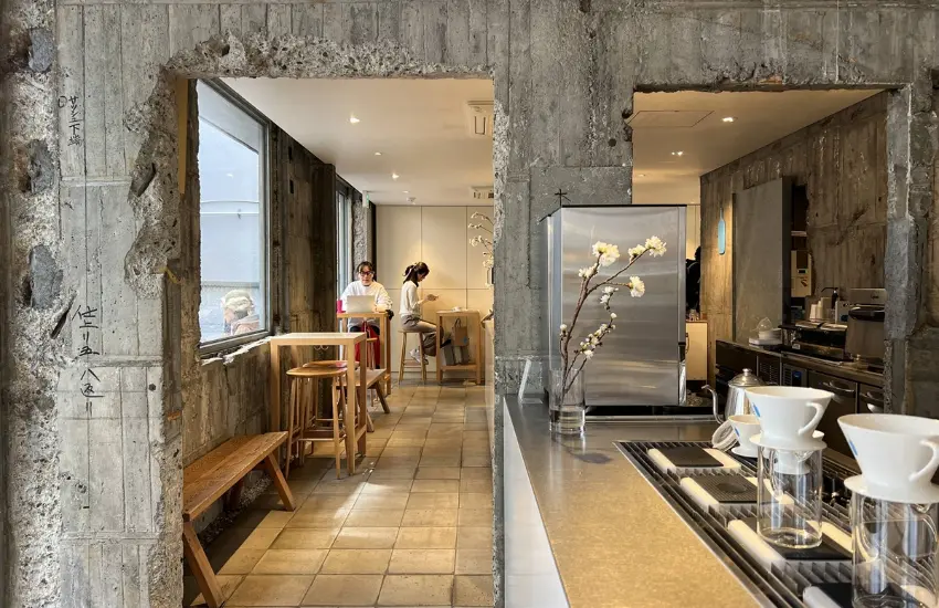 ▲原本只是想找間咖啡店。結果發現那個很小、很克制的藍色瓶子。