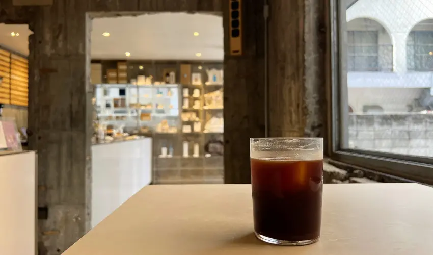 ▲對初訪者來說，可以從拿鐵開始。濃縮與牛奶融合度高，奶泡細緻，口感柔和而穩定。