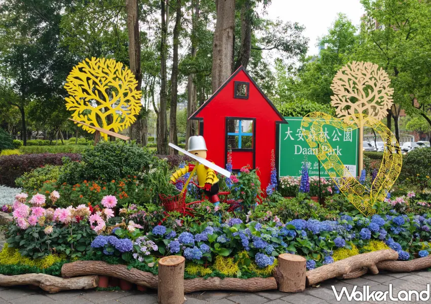 ▲大安森林公園入口處繽紛花藝，可愛單車造景迎接台北杜鵑花季。(攝影：鄭雅之)