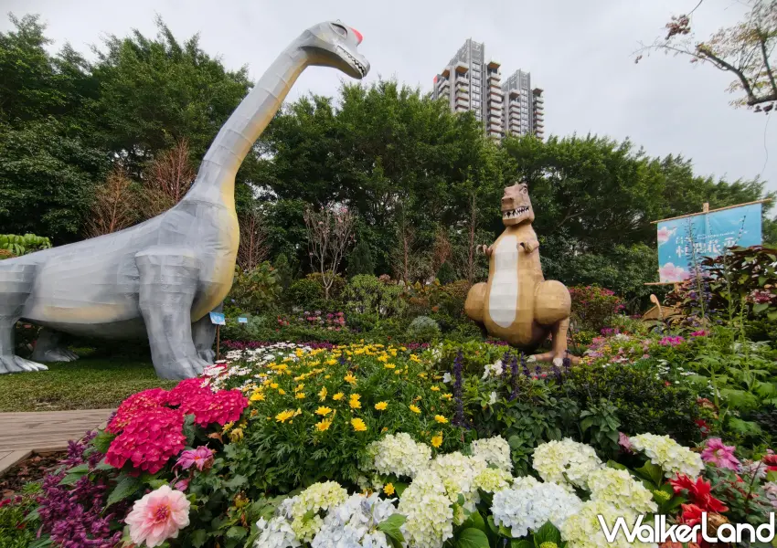 ▲恐龍出沒大安森林公園，巨型腕龍與暴龍成為賞花必拍亮點。(攝影：鄭雅之)