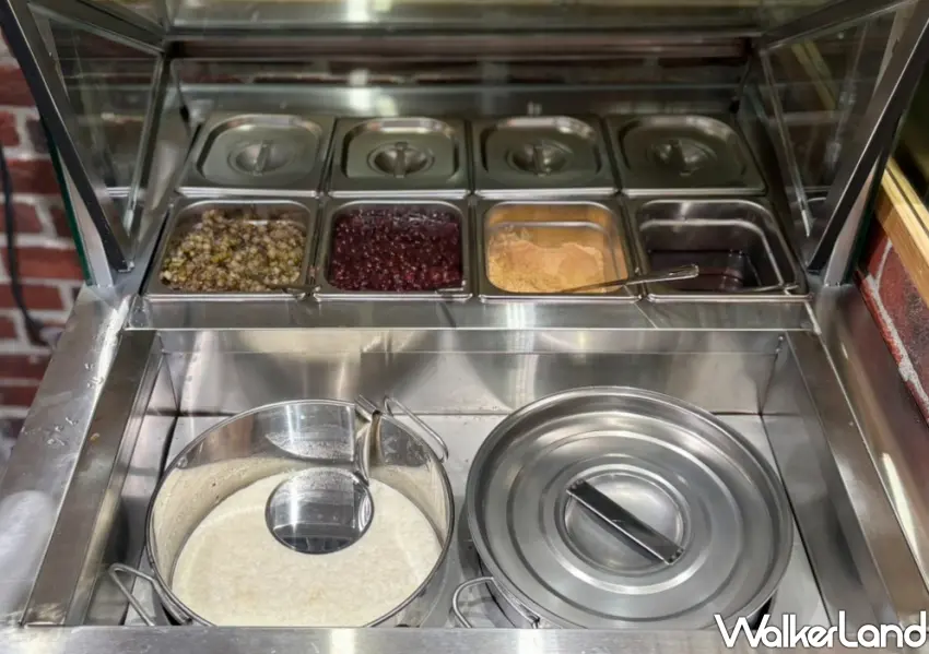 ▲六扇門DIY豆花吧，自選紅豆與花生粉打造古早味甜點。