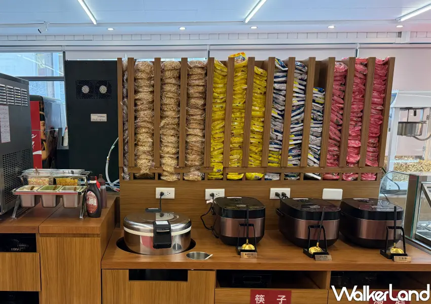 ▲六扇門沙鹿店限定隱藏版泡麵牆，多款經典麵食任你挑選。