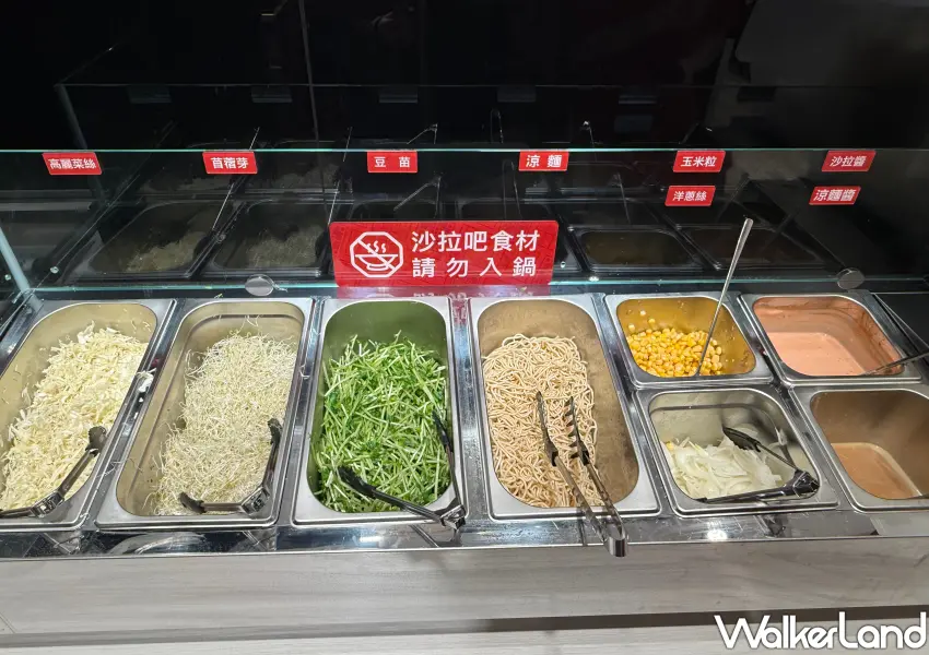 ▲六扇門沙鹿店全新升級沙拉吧，涼麵與多樣鮮蔬無限供應。