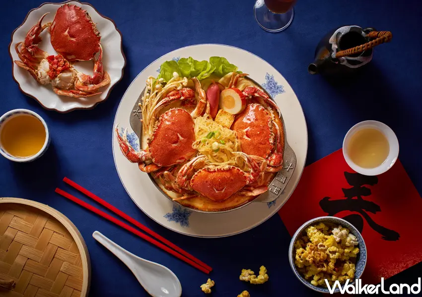 ▲六扇門新品三蟹叻沙粉絲煲俯拍圖，南洋風味火鍋高CP值首選。