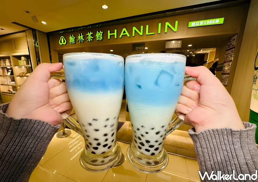 ▲翰林茶館招牌烏龍奶茶與藍柑橘、蝶豆花融合出的星光藍珍珠奶茶，展現如星空般的療癒漸層。