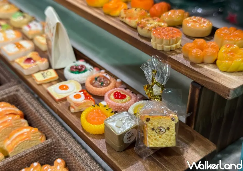 ▲三創袖珍小物市集！集結多款飲料瓶、甜點、傢俱、動物造型麵包等，每款造型都超逼真。(攝影：鄭亦庭)