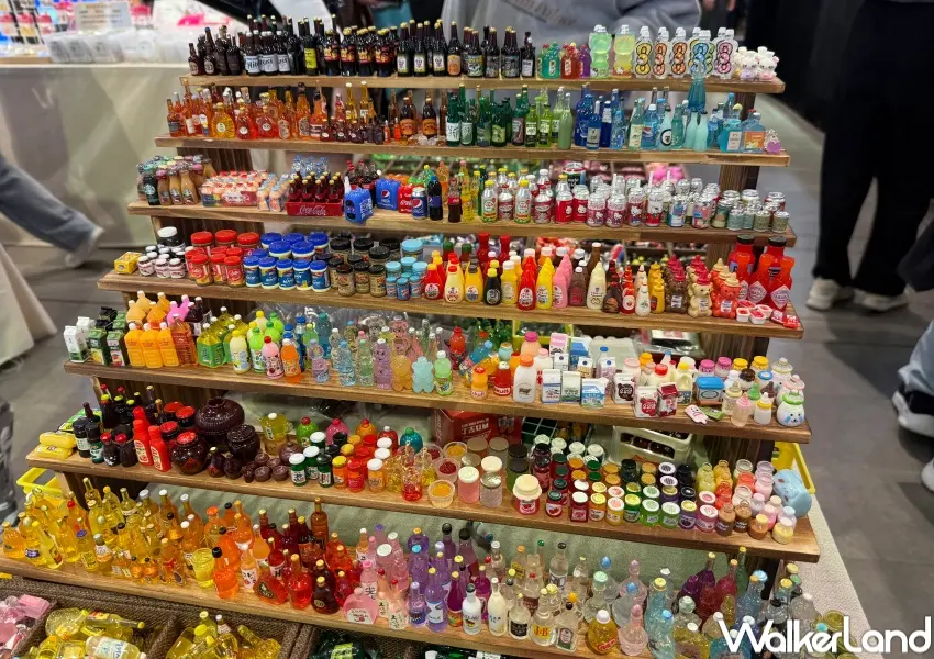 ▲三創小物市集現場販售多款迷你甜點、傢俱擺設，更展出大型袖珍作品。(攝影：鄭亦庭)