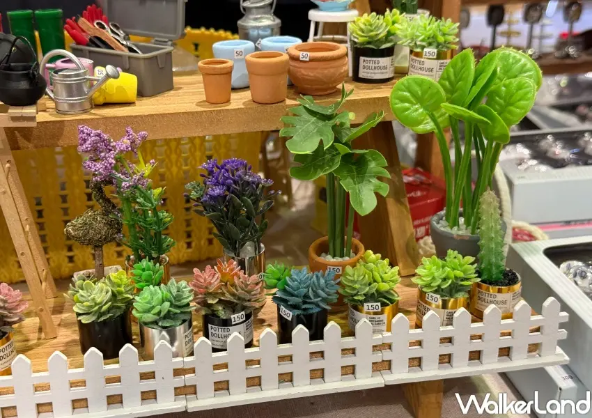 ▲三創袖珍小物市集！集結多款飲料瓶、甜點、傢俱、動物造型麵包等，每款造型都超逼真。(攝影：鄭亦庭)