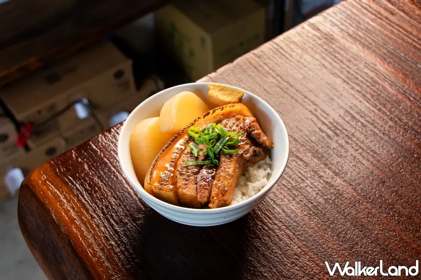 ▲角煮丼飯｜Kakuni Donburi選用肥美適中的慢火燉煮三層控肉與入味白蘿蔔，搭配香Q越光米、青蔥與黃芥末，將紮實溫潤的日式飽足感發揮到極致 。圖／臺虎東門居餃屋提供；窩客島整理