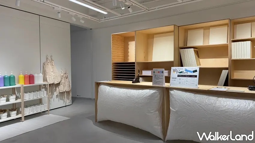 ▲明亮寬敞的白色藝術練習場域，配置簡潔的桌椅與指示牌，營造專業且輕鬆的自由畫室氛圍。圖／勤美術館提供；窩客島整理