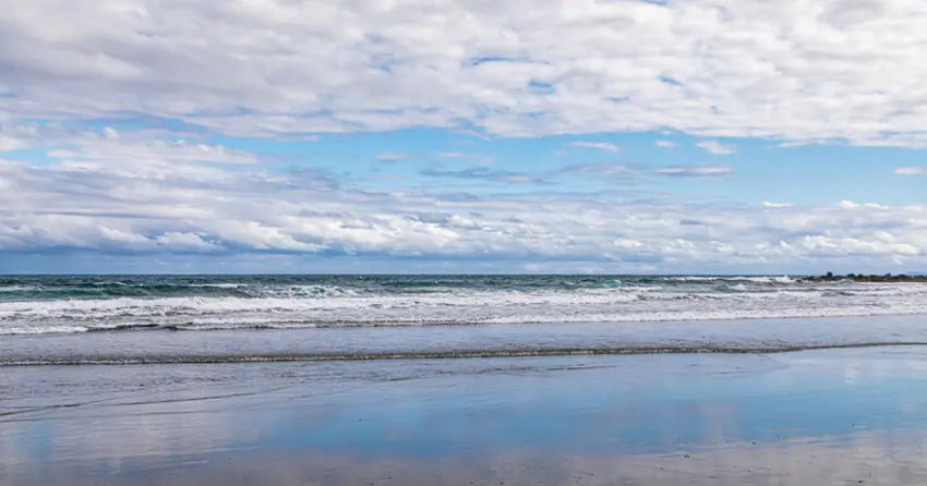 ▲成功「都歷海灘」被譽為全台最美天空之鏡，退潮後的1小時是拍攝倒影的黃金時刻，輕鬆便能拍出海天一色的絕美畫面。