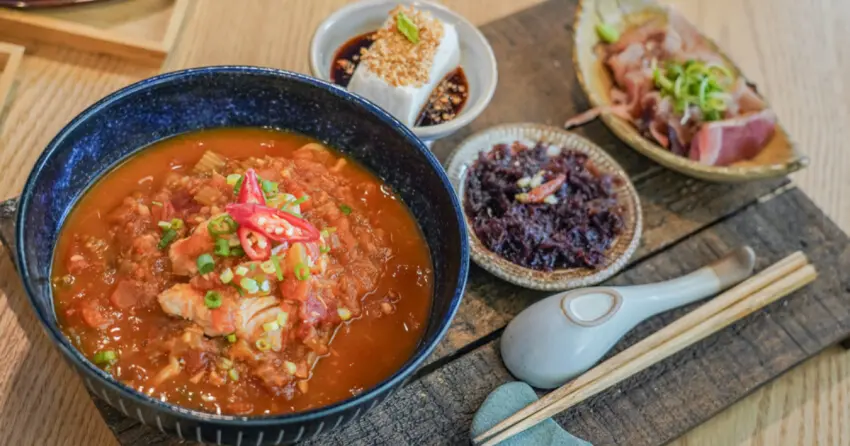 ▲店內招牌「船長頂浪套餐」，以番茄鮮魚湯為主角，三種當季魚肉搭配魚骨與蔬菜慢熬6～8小時，湯頭濃郁、層次豐富。