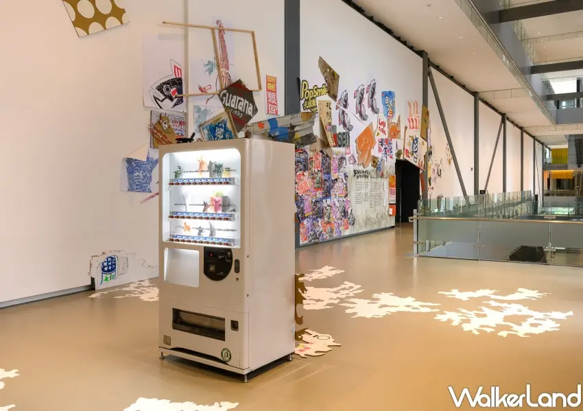 ▲藝術家邱子晏改裝的自動販賣機，透過隨機音樂呈現旅途中因語言隔閡產生的盲盒體驗。