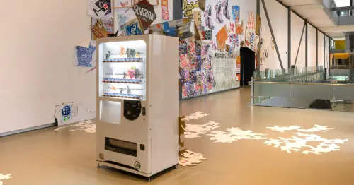 新美館展覽推薦！新北美術館如果這都不算 AI特展亮點，自動販賣機變音樂盲盒。