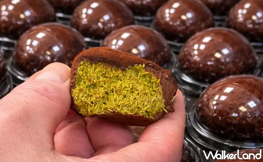 ▲台南遠東香格里拉品香坊「杜拜巧克力Q餅」，Q軟外層包覆開心果與卡達伊夫（Kataifi）酥絲內餡，呈現外Q、內脆的多層次口感。 圖／台南遠東香格里拉提供；窩客島整理