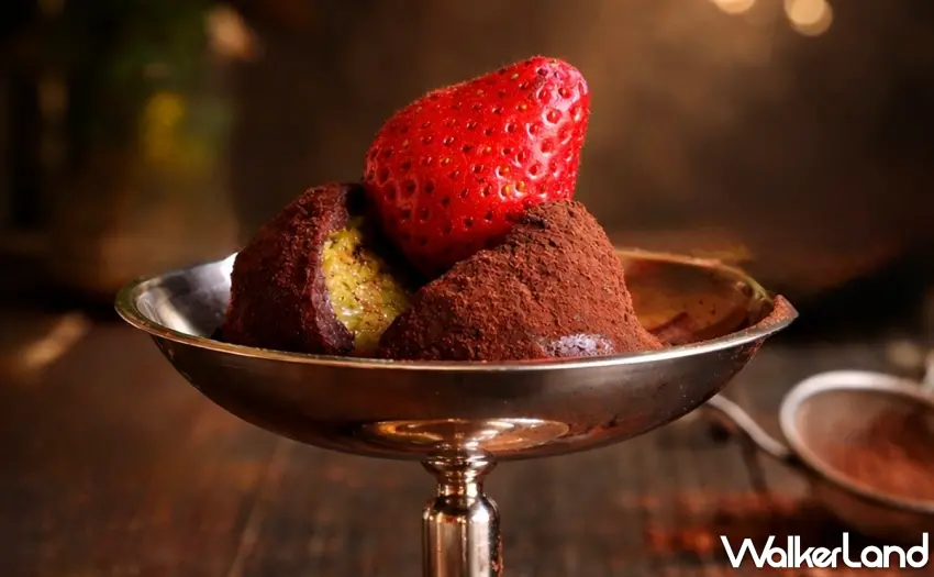 ▲台南遠東香格里拉品香坊「杜拜巧克力Q餅」推出草莓風味，呈現酸甜與濃郁交織的多層次風味。 圖／台南遠東香格里拉提供；窩客島整理