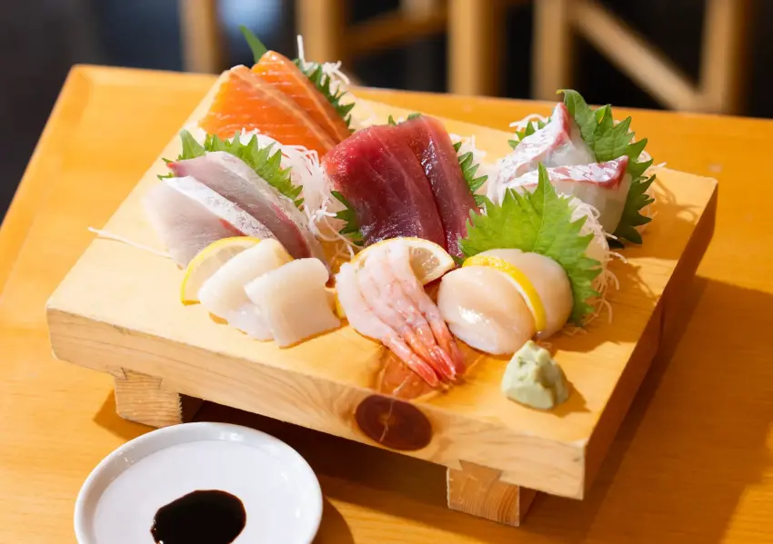 ▲嚴選厚切鮭魚與肥美干貝，免出國就能品嚐極致生魚片。(圖片來源：yataizushi官網、IG)