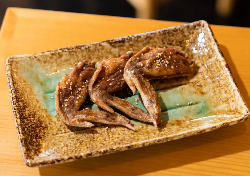 ▲屋台壽司靈魂必點「手羽先唐揚」，酥脆鹹香是名古屋美食最道地風味。(圖片來源：yataizushi官網、IG)