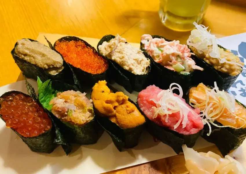 ▲各式軍艦壽司展現職人捏製的誠意與海味精華，是到訪屋台壽司必點。(圖片來源：yataizushi官網、IG)