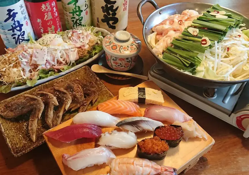 ▲集結牛腸鍋、職人壽司與炸雞翅等各式料理的壽司居酒屋「屋台壽司」，將會刷新台北聚餐首選名單。(圖片來源：yataizushi官網、IG)