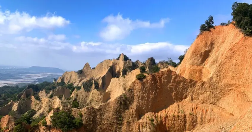 ▲苗栗火炎山有著「台版大峽谷」之稱,橘紅色惡地地形層層堆疊,走入其中彷彿置身電影場景中的異國世界。