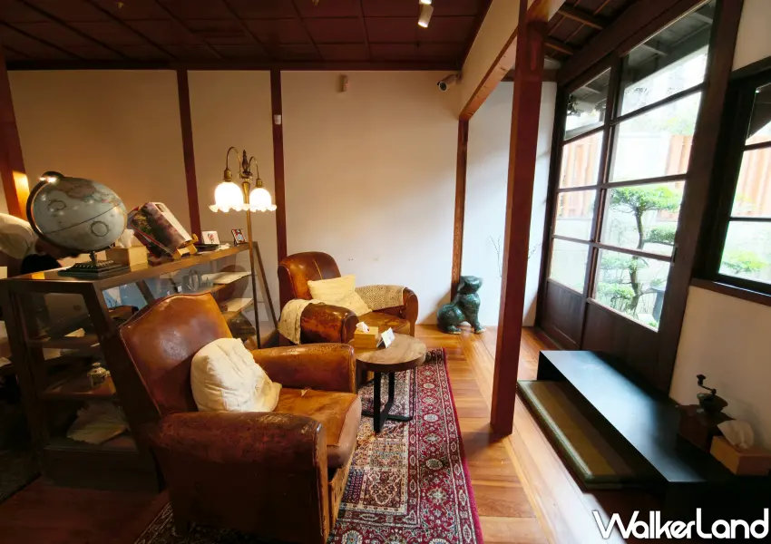 ▲充滿復古情懷的復古皮沙發座位區，搭配老皮箱與地球儀，營造出溫暖的老宅午茶氛圍。(攝影：鄭雅之)