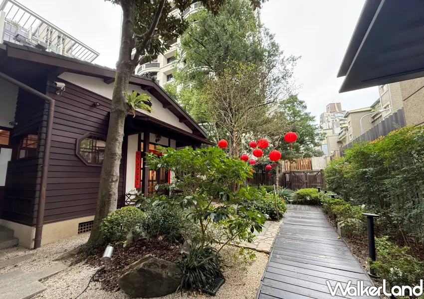 ▲文房獨有的日式黑瓦與雨淋板建築外觀，在臨沂街巷弄中打造出絕美的城東亮點。(攝影：鄭雅之)