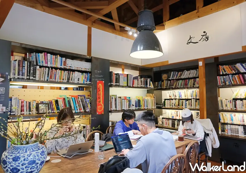 ▲寬敞的長桌閱讀區搭配柔和燈光，營造出台北市區內最舒壓的藝文共讀與共享空間。(攝影：鄭雅之)