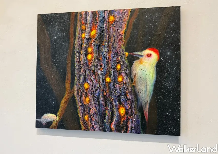 ▲韓國藝術家Lee Anon透過白化症動物與森林場景,展現生命修復後的強韌張力。(攝影:鄭亦庭)