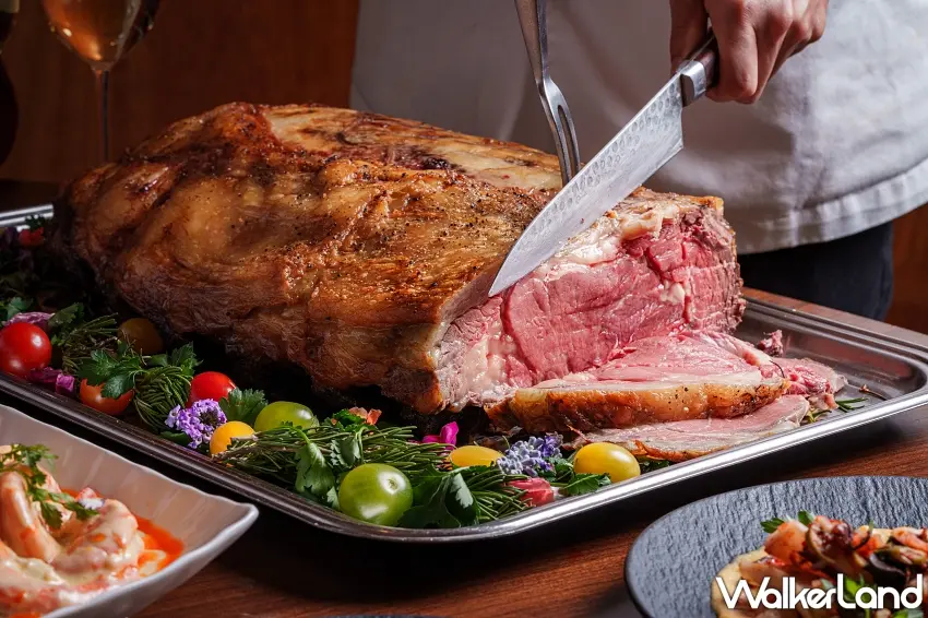 ▲歐風館最受賓客歡迎的爐烤牛肉，選用美國濕式熟成肋眼，肉質鮮甜柔嫩且牛油香氣迷人。圖／大倉久和大飯店提供；窩客島編輯李維唐整理