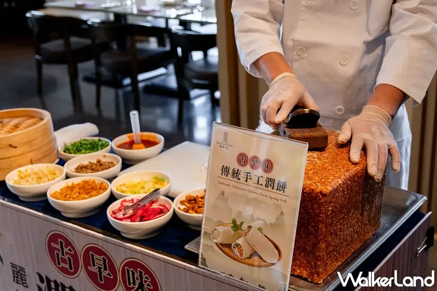 ▲北投麗禧的現做潤餅捲採用7種經典餡料,搭配整塊麥芽花生磚現刨花生粉,重現傳統美味。圖/北投麗禧溫泉酒店提供;窩客島編輯整理