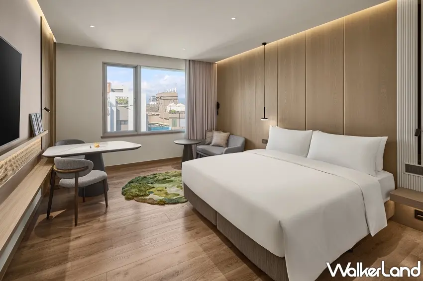 ▲豪華客房以溫潤木質與簡約設計打造靜謐空間，提供旅人安放身心的居所。圖／嵨開安旅提供；窩客島整理