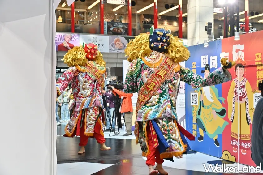 ▲北港朝天宮媽祖身旁的左右護法千里眼與順風耳將軍，威風凜凜地於特展開道護駕，象徵守護唐寶寶與往來民眾的安全。 圖／唐氏症基金會提供；窩客島整理